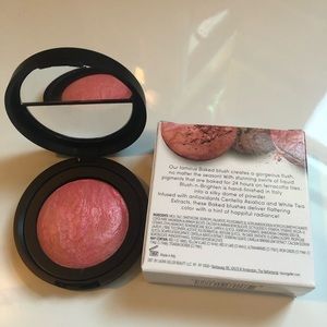 Laura Geller baked blush in peach delight